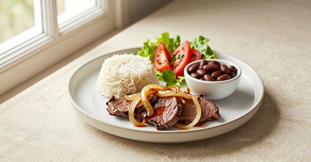 PF com arroz, feijão e bife acebolado
